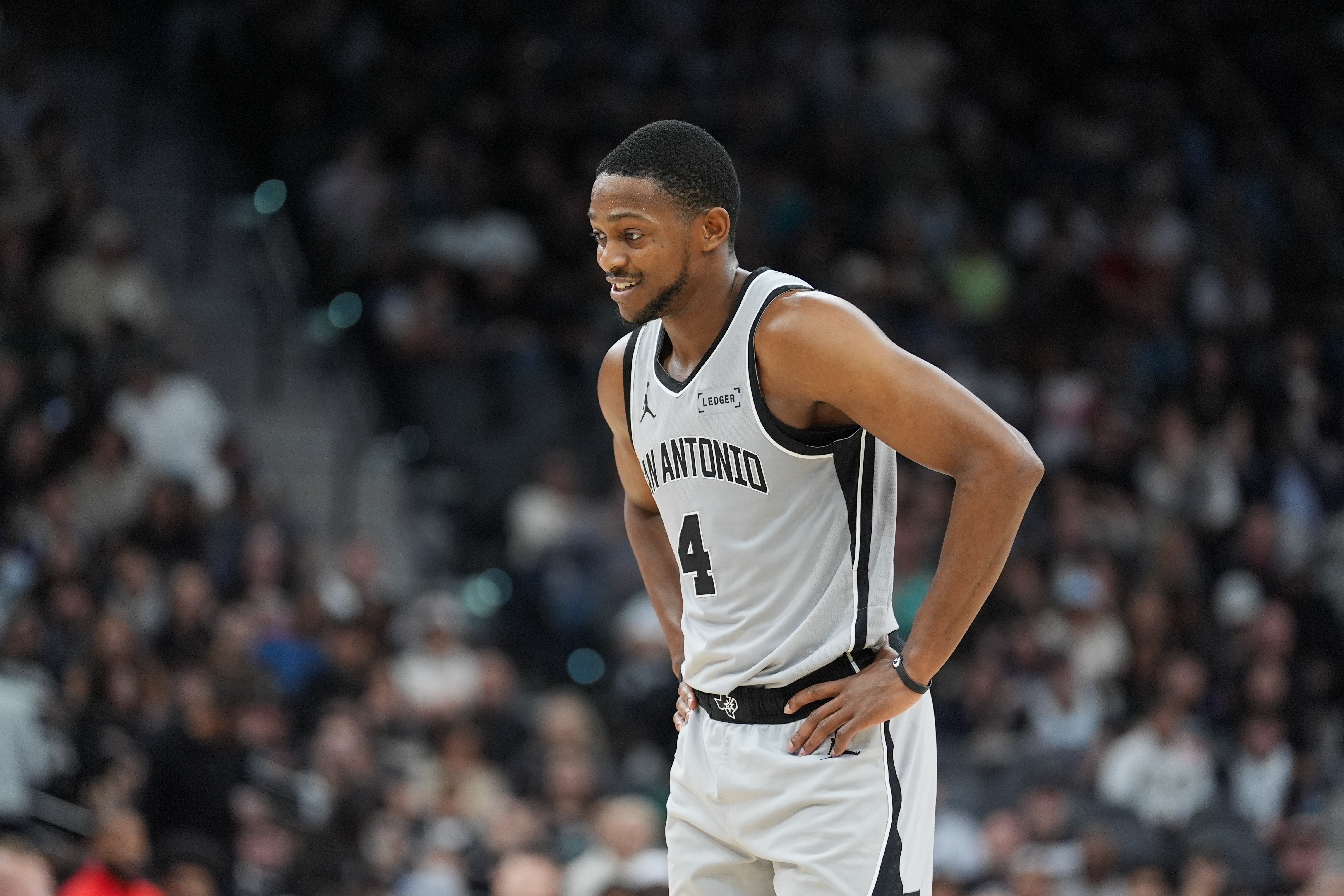 开云APP-今天不太行！福克斯9投5中&amp;罚球2中2得14分5板5助1断 正负值-12