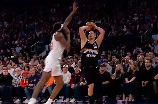 开云中国-太小瞧我臂展了！约基奇慢悠悠试图撤步三分 米切罗飞身大帽扇飞