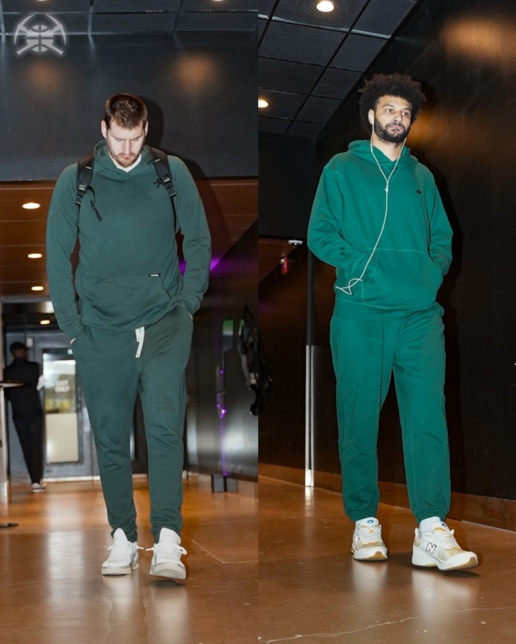 开云APP-连帽衫军团！掘金众将穿搭：约基奇&amp;穆雷深绿配色 哈达威与众不同