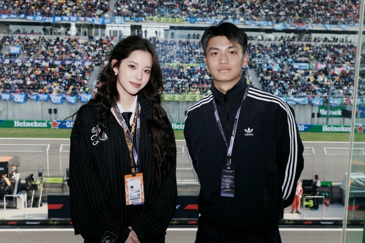 开云在线-蒯纪闻现场观战F1，与欧阳娜娜合照