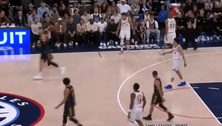 勇士门户大开助马瑟林空切上篮，随后波杰还踩线失误